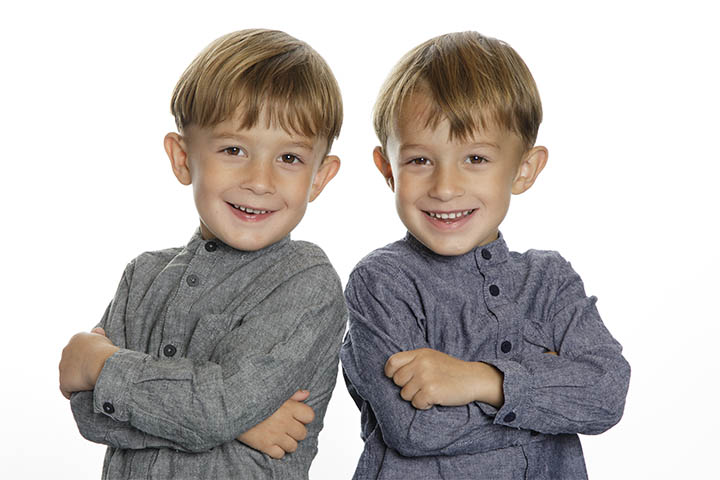 Børnehavefoto på klassisk hvid baggrund af tvillingerne Carl & Alfred