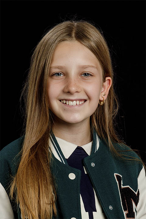 Skolefoto Odense af Nikoline på moderne sort baggrund