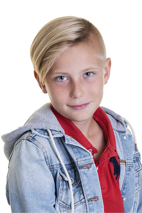 Morderne skolefoto Odense af Christian på hvid baggrund